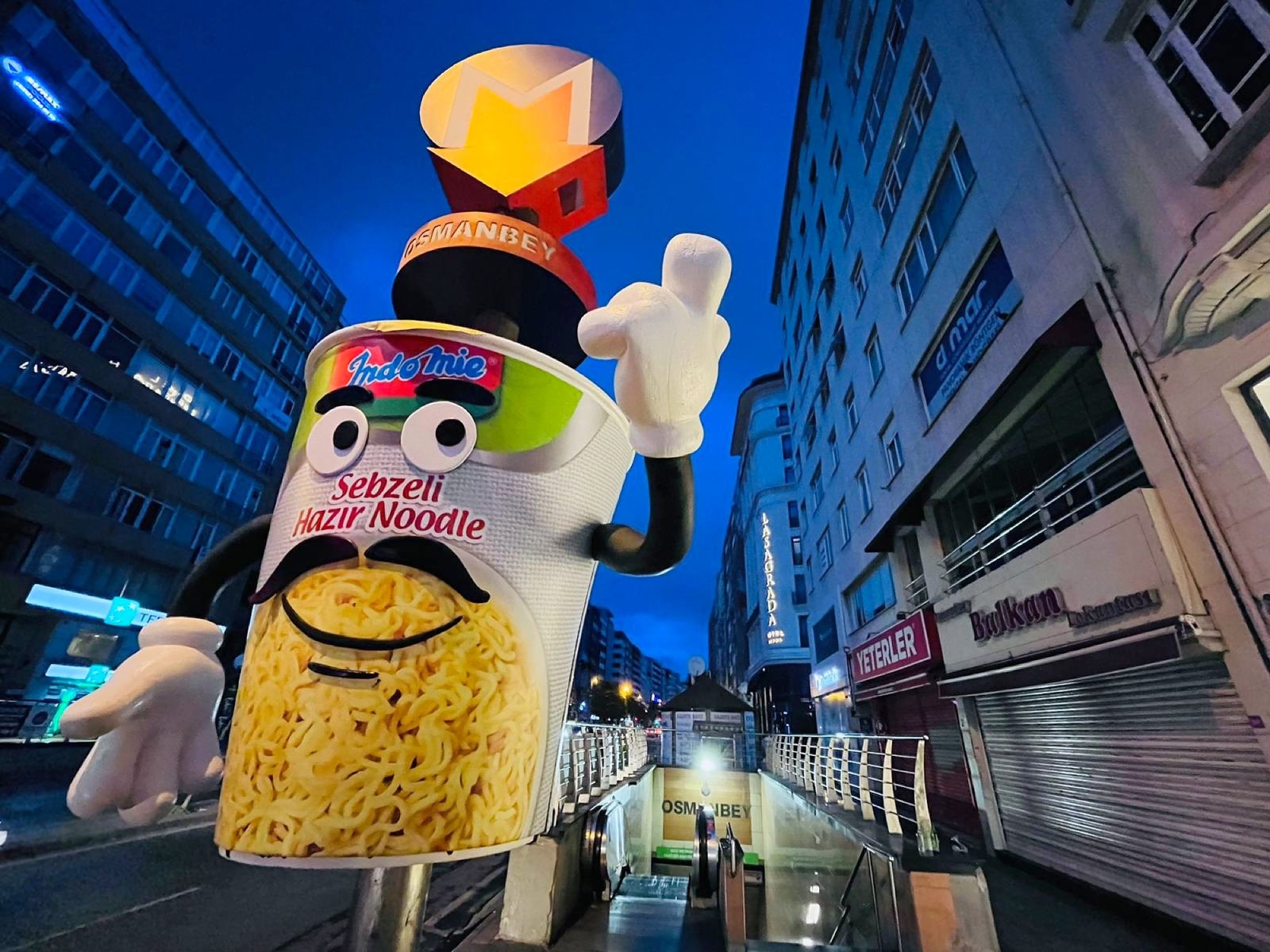 Indomie — Sokak enstalasyonu