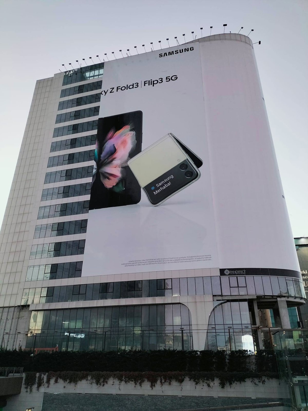 Samsung — Mega cephe uygulaması