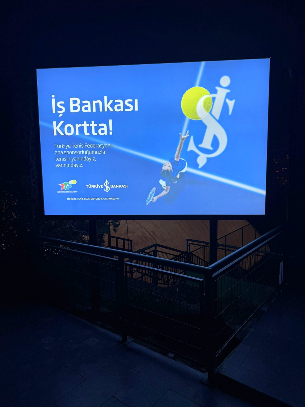 İş Bankası — Işıklı açıkhava uygulaması