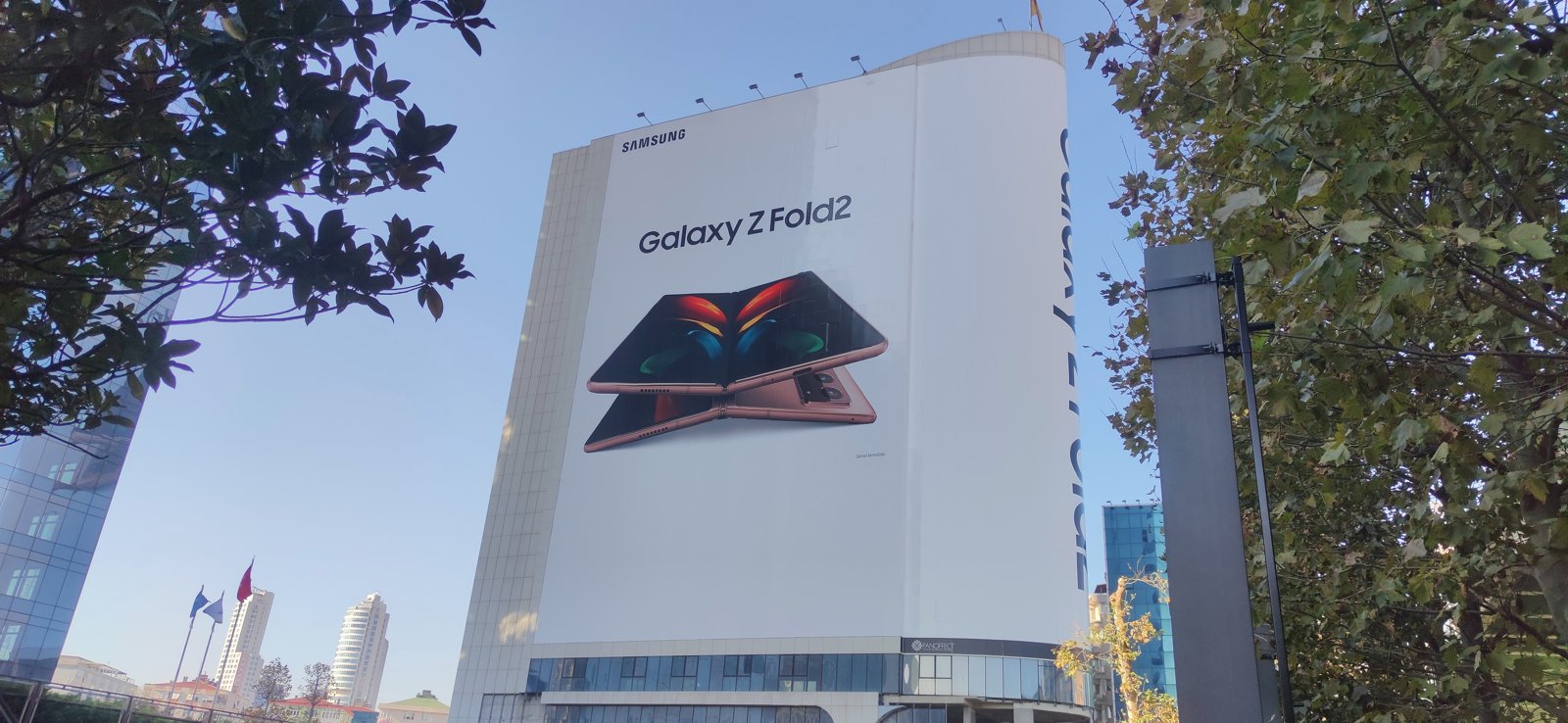 Samsung Galaxy Z Fold2 — Büyük ölçekli cephe uygulaması