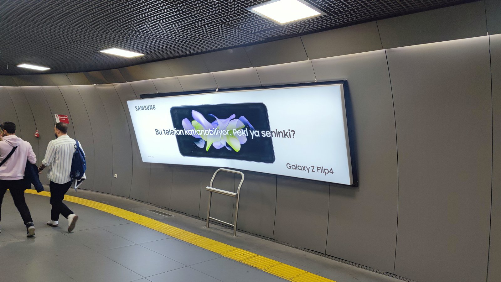 Samsung Galaxy Z Flip4 — Dijital metro pano uygulaması