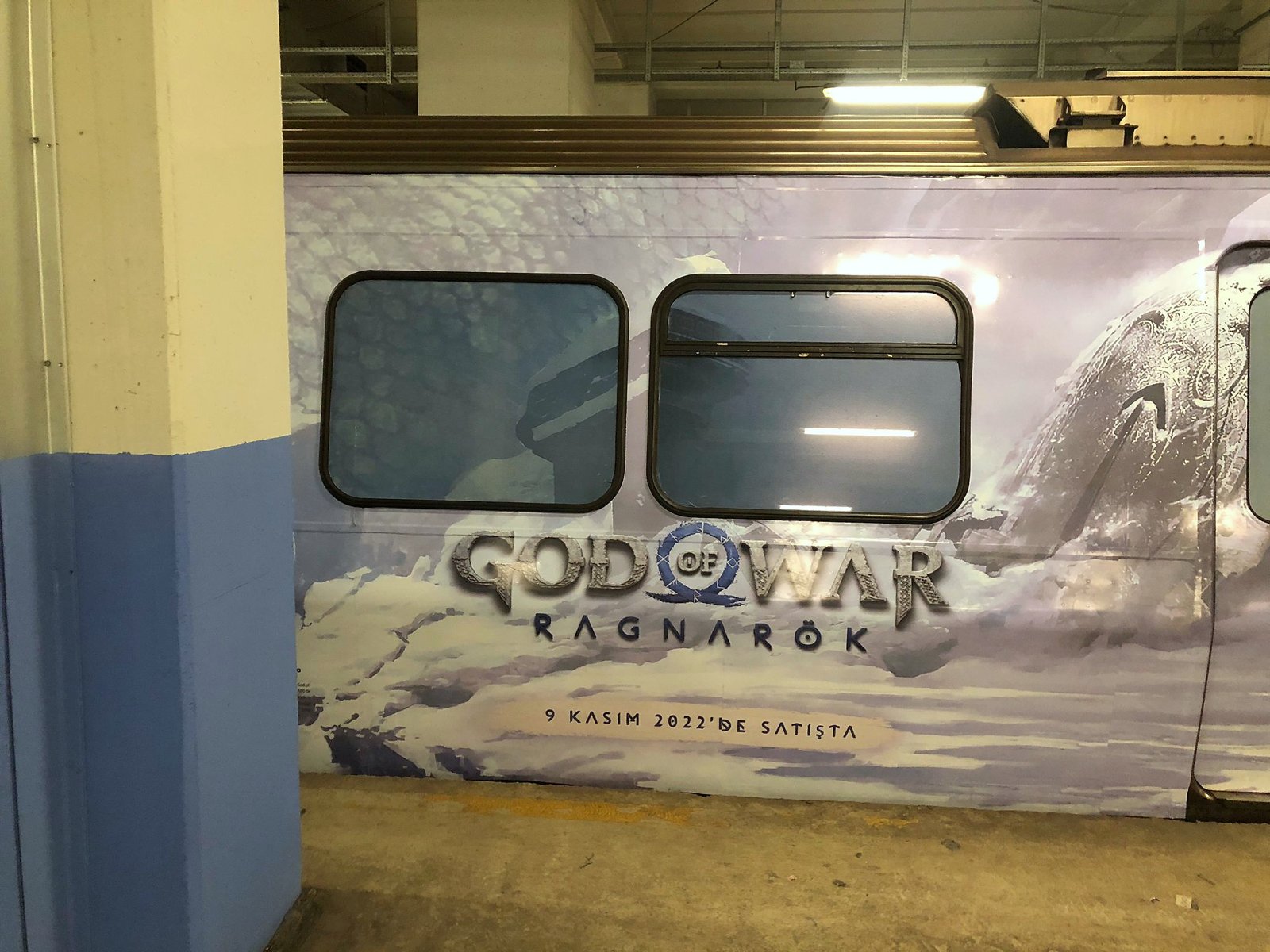 PlayStation / God of War — Tren giydirme