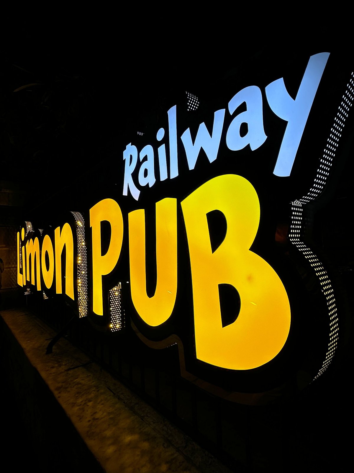 Railway Pub — Işıklı tabela üretimi