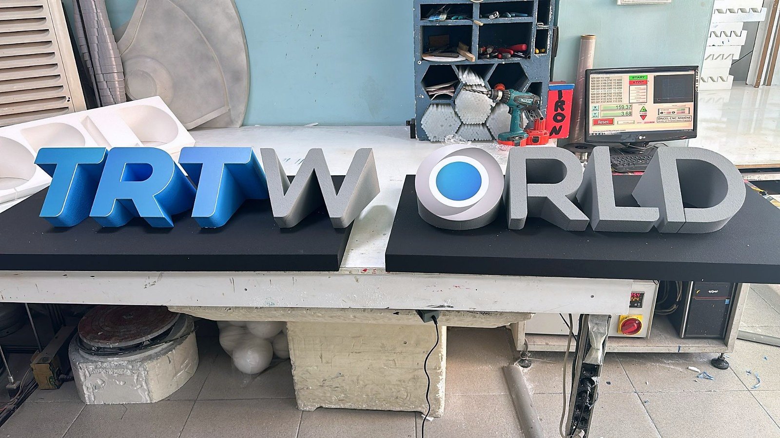 TRT World — Üç boyutlu tabela