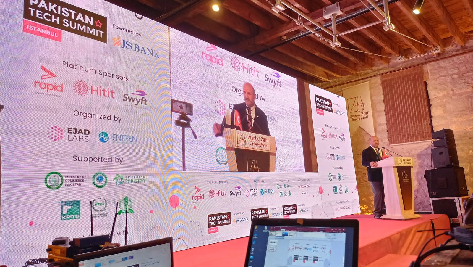 Pakistan Tech Summit — Zirve ve sahne prodüksiyonu