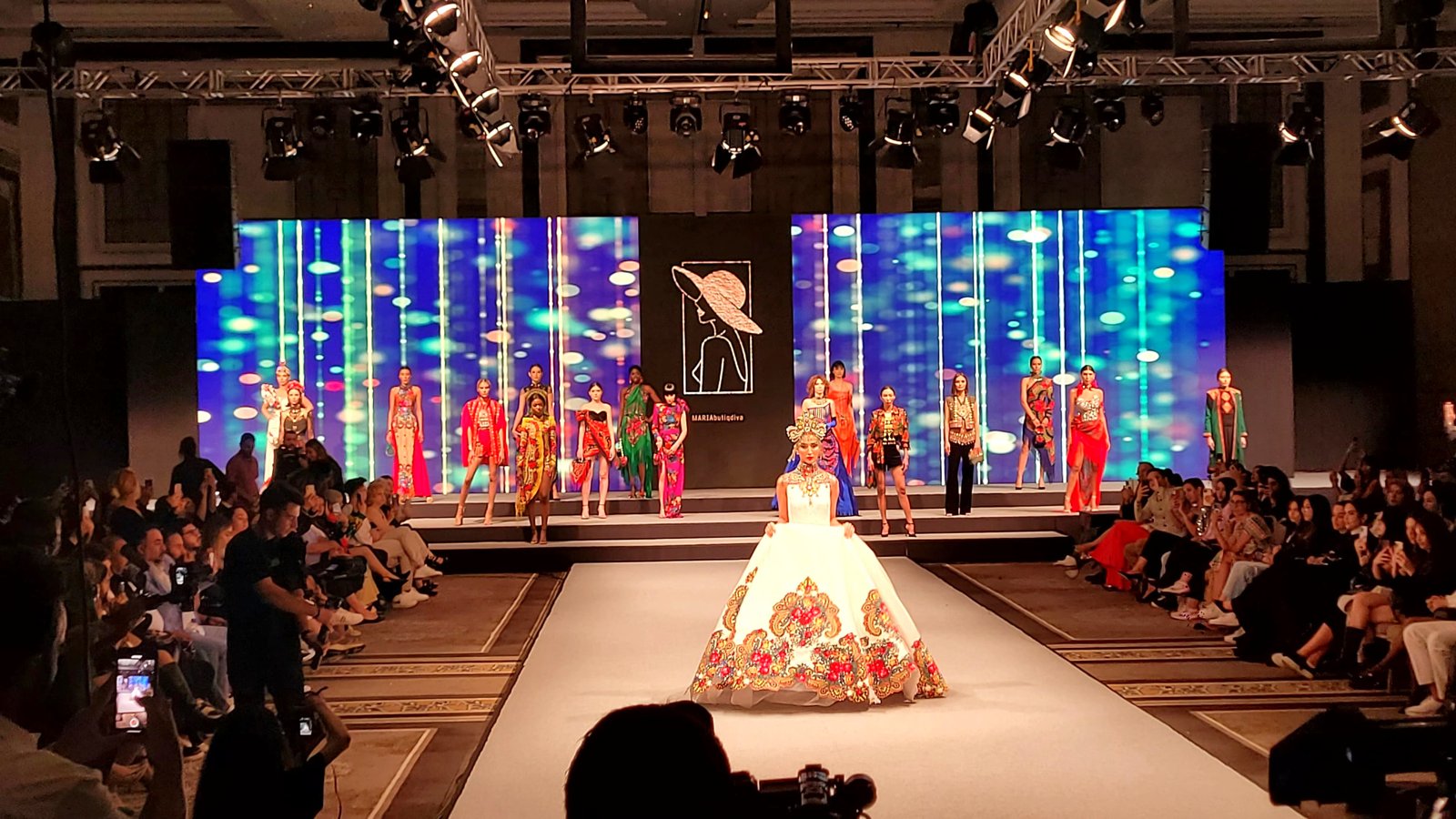 Defile prodüksiyonu — Podyum ve sahne tasarımı